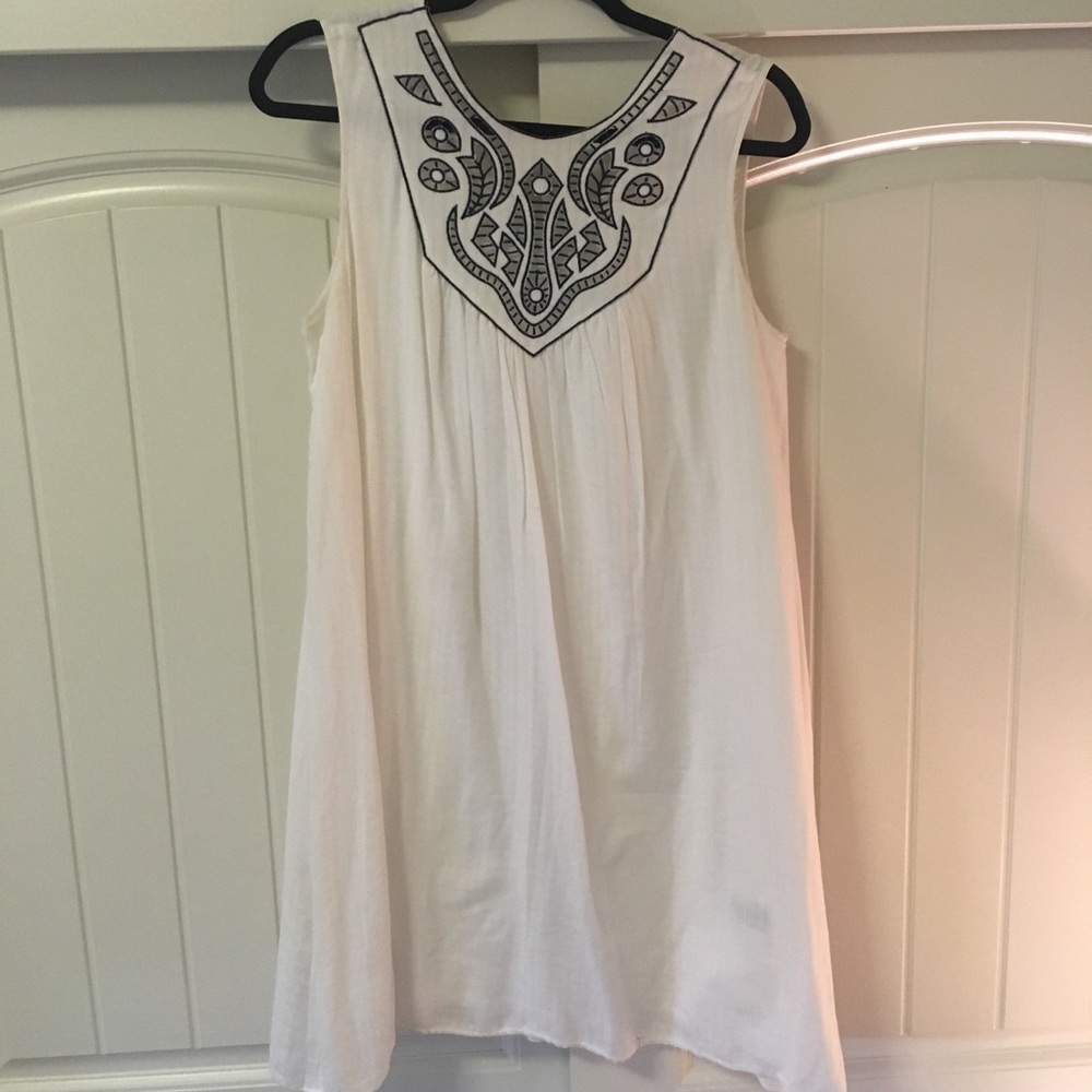 White, knee-length dress